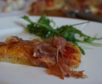 To typer pizza med gorgonzola dolce og parmaskinke