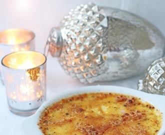 Weihnachtliche Crème brûlée mit Lebkuchengewürz, das Dessert für Heiligabend
