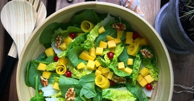 Simpel salat med mango og spinat