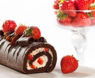 Κορμός σοκολάτας με κρέμα και φράουλες
