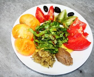 Salade aux quatre tomates, feuilles de chêne, pourpier, courgette lacto fermentée, caviar d'aubergine