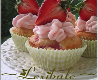 Cupcakes aux fraises, glaçage au fromage à la crème et fraises
