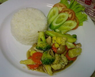 Stir fried mixed vegetables with oyster sauce (Pad Pak Ruam Mit)(V)