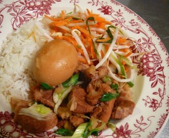 Thit Kho Tau: porc et oeufs durs mijotés au jus de coco et caramel, et repas Caramel.