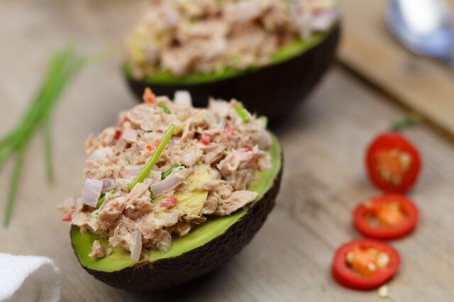 Gezonde lunch! Gevulde avocado met tonijn