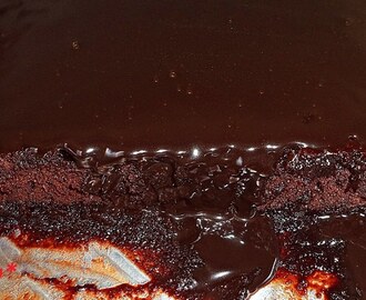 Σοκολατένιο κέικ και σώς σοκολάτας με ζαχαρούχο !!!
