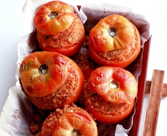 I pummaroru cini (pomodori ripieni con pangrattato e cacio ragusano)