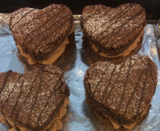 Brownie hjerter med sjokolade og kaffe mousse
