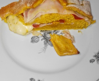Dia Um... Na cozinha: Pão de centeio e caril recheado com tomate, mozarela e fiambre de peru