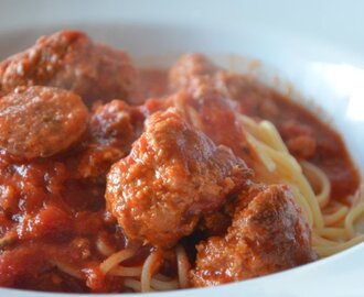 Spaghetti sauce tomate et boulettes de viande typiquement italien