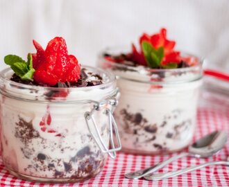 Simpel toetje met aardbei en yoghurt