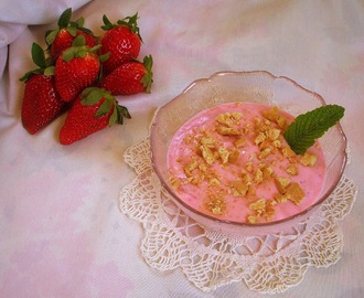 Iogurte natural gelado com morangos e bolacha