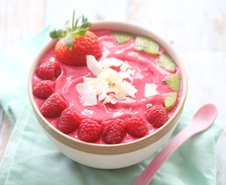 Pink smoothie bowl
