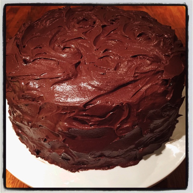 Høy, mørk og saftig sjokoladekake
