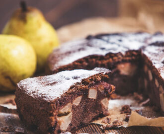 La torta cioccolato e pere è il dolce magnifico dalla ricetta facile facile che delizierà le vostre papille gustative