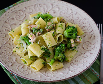 Pasta con broccoli e salmone fresco