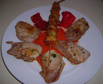 Brocheta vegetal y lomo de cerdo a la plancha con salsa de pimiento rojo
