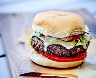 Redécouvrez le burger en confectionnant votre propre hamburger végétarien aux pickles de radis et de concombre !