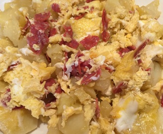 Huevos rotos con patatas y chorizo
