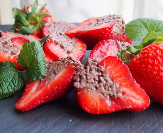 Jordbær fylt med sjokolademouse; sukkerfri, fettfri og proteinrik.