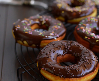 Donuts com cobertura de chocolate