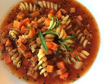 Grønnsakssuppe med chioggiabete, søtpotet og pasta