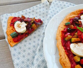 Pizza riche en légumes sur une pâte aux lentilles  ( Vegan ou pas, sans gluten, sans céréales ) )