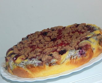 Rybízovo-ostružinový koláč s makovým tvarohem a drobenkou