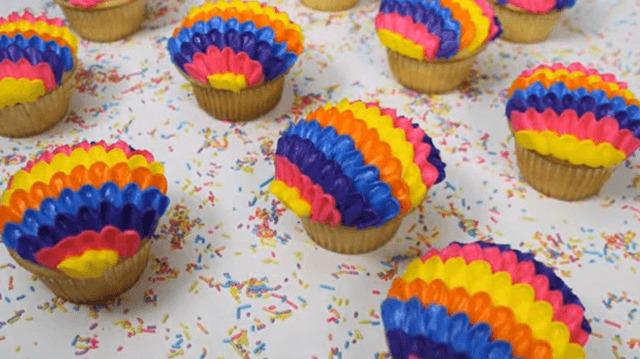 Cómo hacer cupcakes piñata