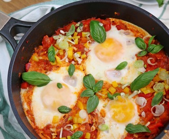 Szakszuka, czyli jajka gotowane w pomidorach z papryką