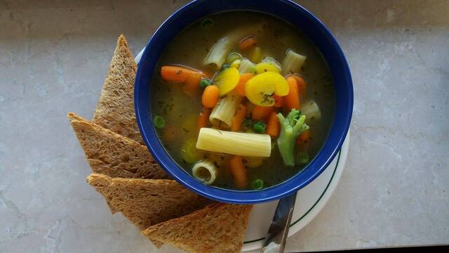 Γρήγορη σούπα με λαχανικά και ζυμαρικά