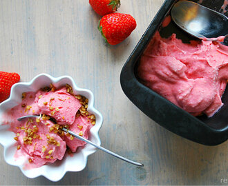 Yoghurtis med jordbær og sitron