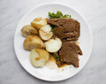 Romanesco met seitan steak, gekarameliseerde ui en aardappels