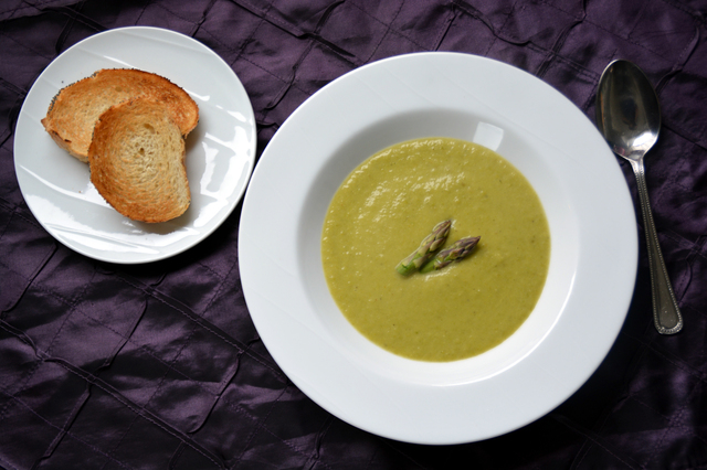 Grønn asparges kremet suppe