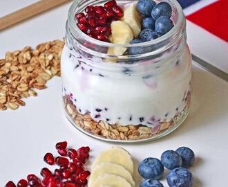 Yoghurt med ristet havregryn, frukt og bær