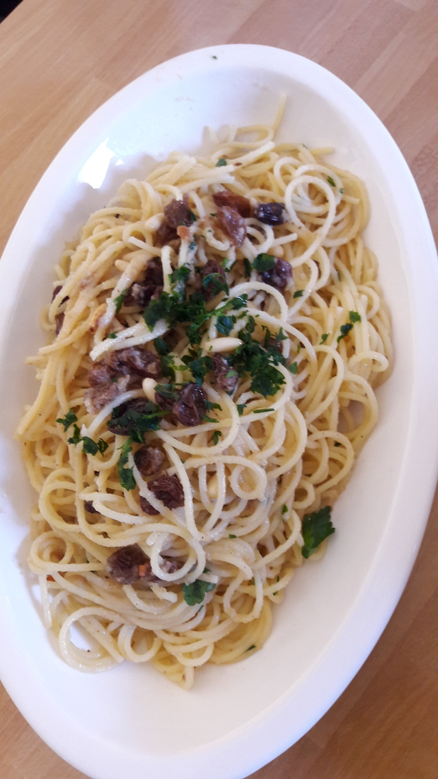 Spaghetti Uvetta Pinoli e Pangrattato 