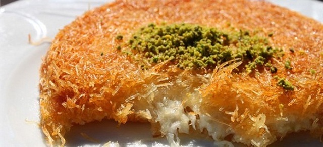 Τούρκικο γλυκό κιουνεφέ καταϊφι με τυρί μοτσαρέλα