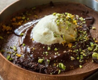 Πουτίγκα σοκολάτας με τυρί κρέμα – Chocolate Cream Cheese Pudding, by Akis and  akispetretzikis.com!