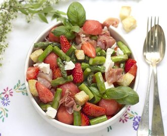 Sommersalat med asparges og jordbær