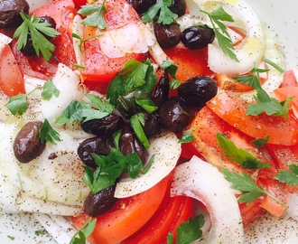 En enkel og smakfull raw tomatsalat, perfekt sommermat!