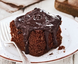 Σοκολατένιο κέικ με σος σοκολάτας στο φούρνο μικροκυμάτων