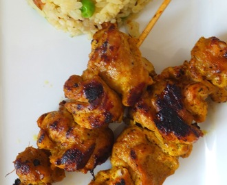 Tikka kebabs au poulet et riz pilaf à l'indienne