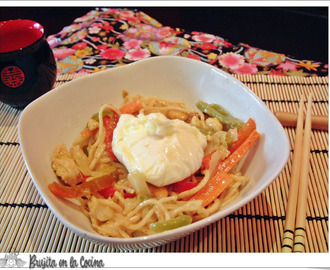 Noodles con pollo, verdura y huevo- flor
