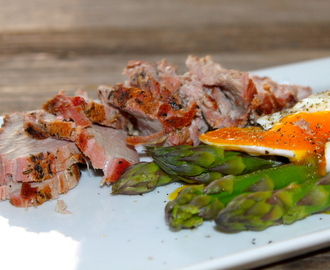 Grillet timianmarinert indrefilet av svin med asparges og posjert egg