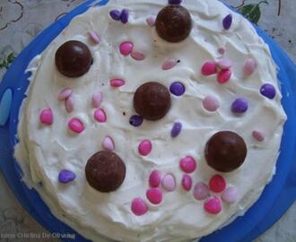 Torta de chocolate com cobertura de chantilly