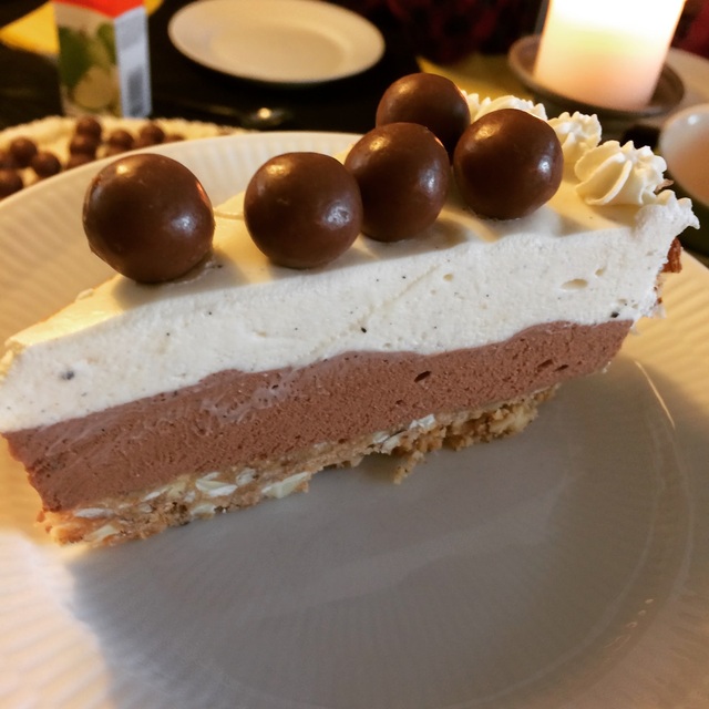 Cheesecake m. vanilje og chokolade.