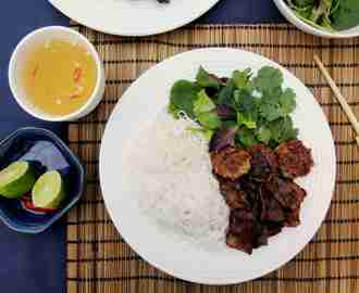 Vietnamský grilovaný bůček Bún chả s nudlemi, salátem a bylinkami