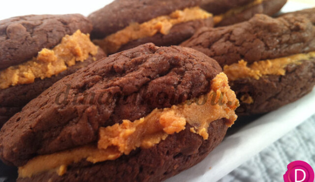 Cookies με 2 είδη σοκολάτας, γεμιστά με φιστικοβούτυρο, από την Ντίνα Νικολάου!