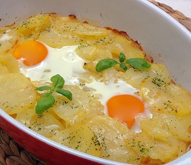 Cazuela de huevos al horno con patatas