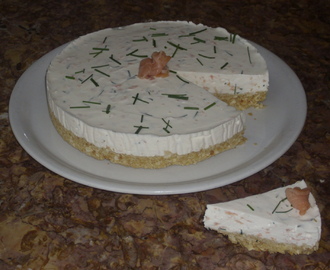 Cheesecake salata con salmone ed erba cipollina